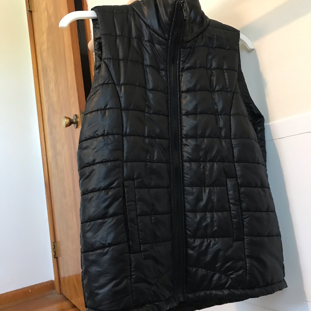 Black puffer vest 🖤✨